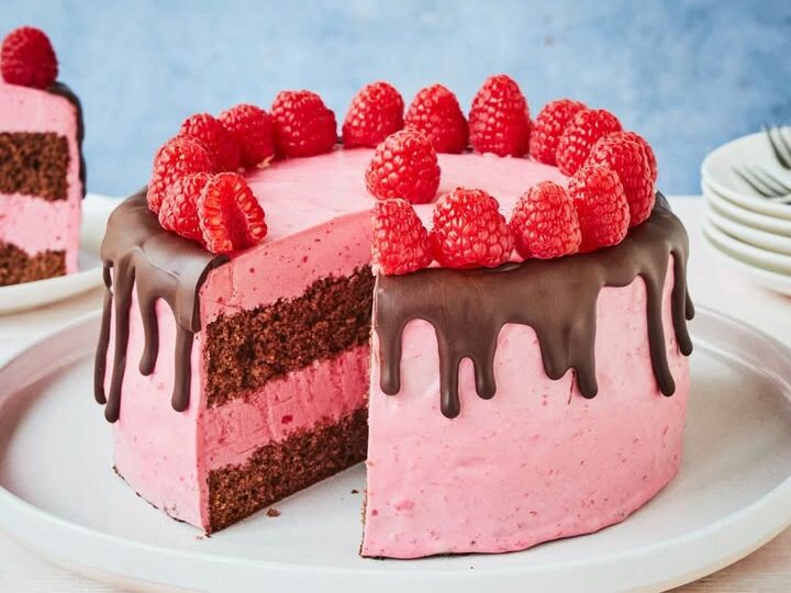 Deliciously Simple Raspberry Mousse Cake: Effortlessly Elegant Dessert